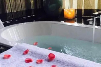 武汉青山区水疗池中的失重冥想:当身体学会漂浮